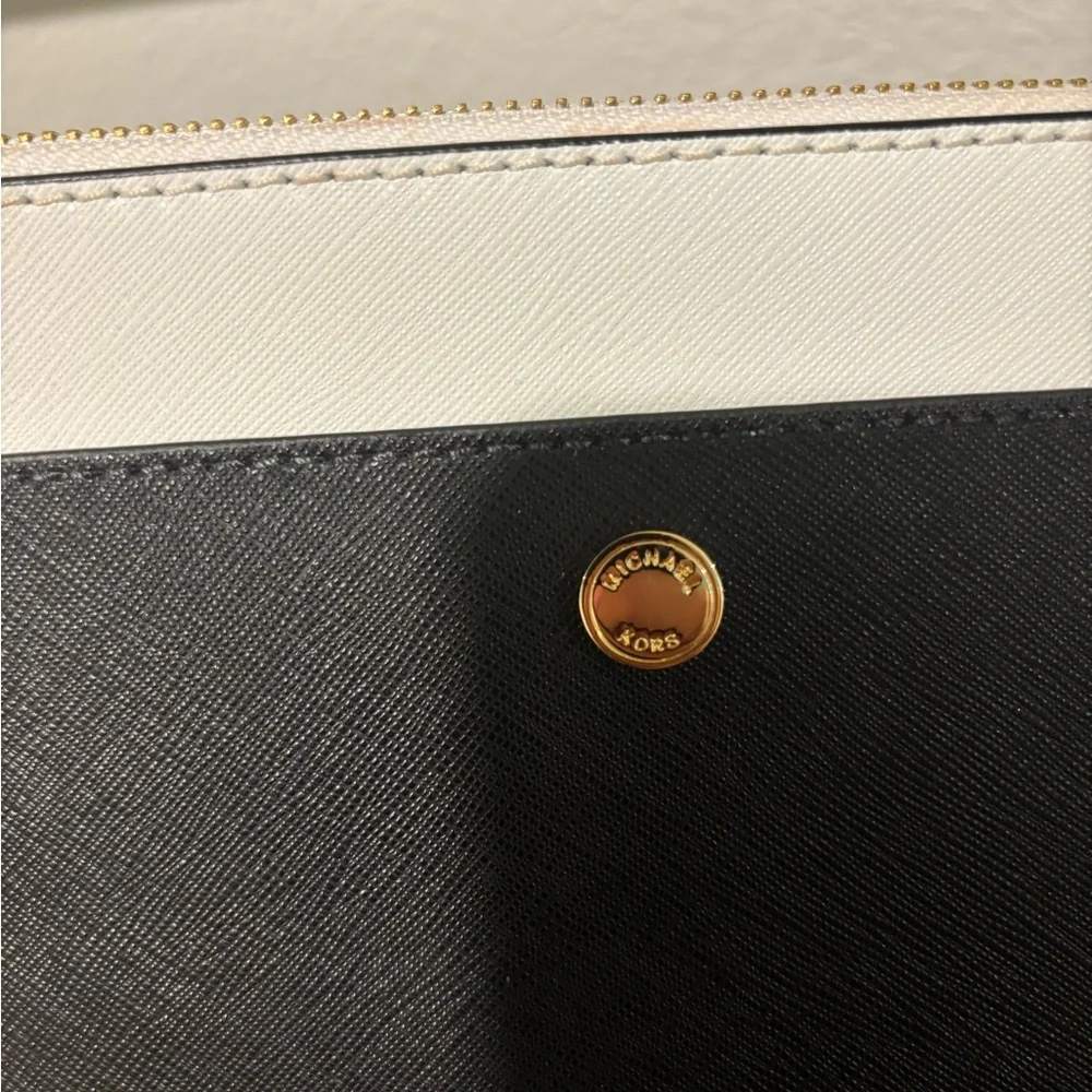Michael Kors Black and White Wristlet EUC - Picture 2 of 8